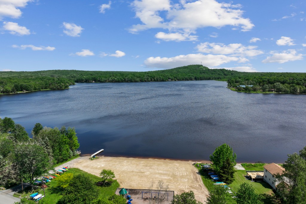 Picture of a beautiful lake in the Poconos